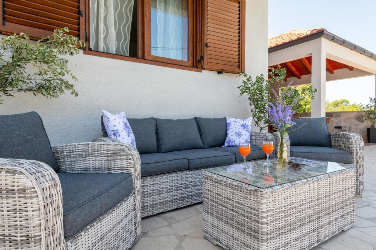 Villa Ivona With Swimming Pool And Jacuzzi Oslje Buitenkant foto