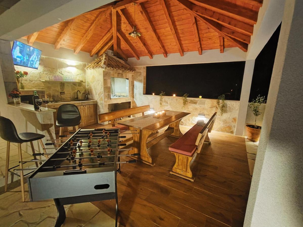 Villa Ivona With Swimming Pool And Jacuzzi Oslje Buitenkant foto